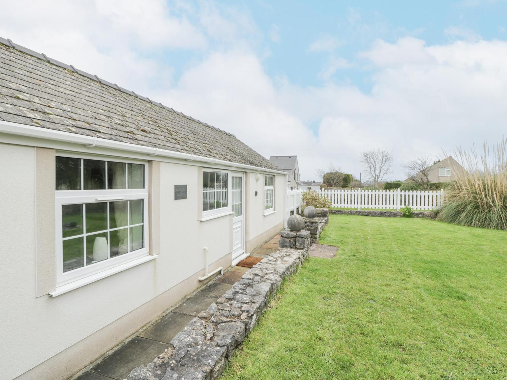 Halcyon Annexe Holiday home *
